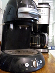 Petra KM42 Padmaschine vor Beem Kafeemaschine mit Mahlwerk