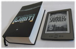 Hardcover neben E-Reader