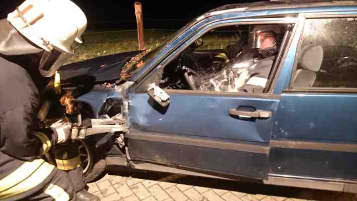 Feuerwehr mit Spreizer an Volvo-Tür