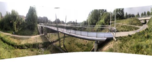 Panorama: blaue Fussgängerbrücke über das Lautrupsbachtal
