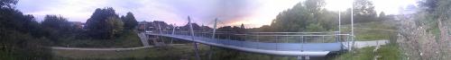 Panorama: Blaue Fußgängerbrücke über das Lautrupsbachtal