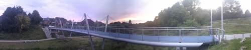 Panorama: Blaue Fußgängerbrücke über das Lautrupsbachtal