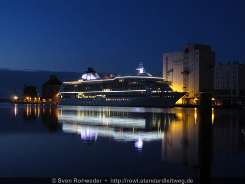 The World am Harniskai bei Nacht