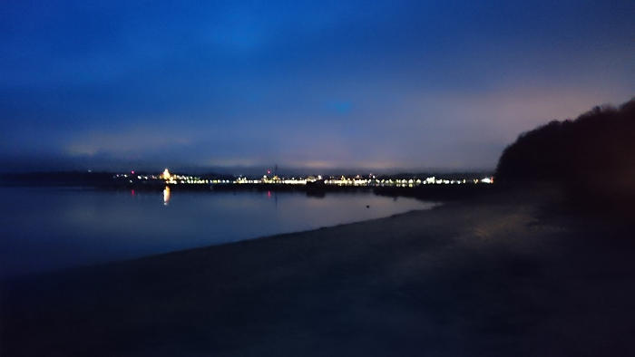 Flensburg in der Dämmerung vom Osteseebad aus fotografiert