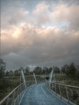 Blaue Fussgängerbrücke über das Lautrupsbachtal