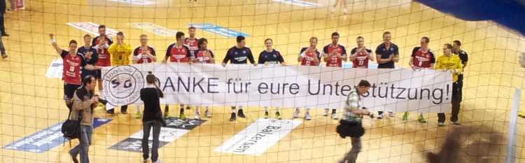 Die Spieler der SG Flensburg-Handewitt bedanken sich bei den Fans
